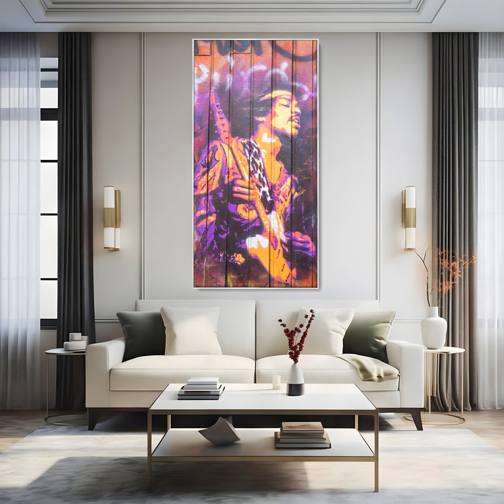 Tablou canvas cu tablou canvas cu jimi hendrix cantand la chitara, in rama de aluminiu argintiu, pe perete intr-un living